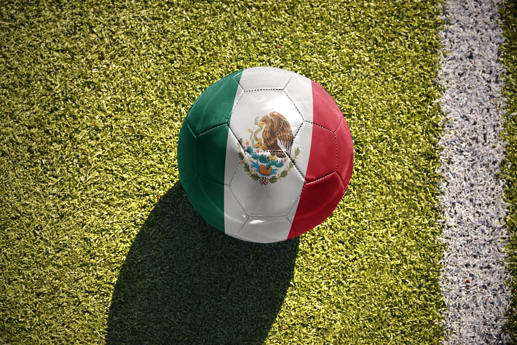 Szanse Meksyku na MŚ 2022 są całkiem spore. Nie da się ukryć, że to obok reprezentacji Polski drugi największy kandydat do zajęcia miejsca tuż za plecami Argentyny. Wypada zatem nieco bliżej przyjrzeć się kadrze drużyny z Ameryki Północnej i zastanowić się, jak daleko mogą zajść na zbliżającym się mundialu. Reprezentacja Meksyku w piłce nożnej - podstawowe informacje Zawody w Katarze będą dla reprezentacji Meksyku siedemnastym oficjalnym występem na największej piłkarskiej imprezie na świecie. Ostatnie siedem kończyli na 1/8 finału. Czy zbliżający się turniej będzie tym, w którym przerwą tę niechlubną passę? Trener Szkoleniowcem drużyny narodowej jest Gerardo Martino, który pracuje tam od 2019 roku. Trójkolorowi nie mieli zatem okazji zagrać jeszcze ze swoim szkoleniowcem na mundialu, ale jego dorobek reprezentacyjny zawiera już triumf w Pucharze CONCACAF w 2019 roku. Skład Zespół z Meksyku opiera się głównie na zawodnikach z ich rodzimej ligi, która mimo średniej popularności w Europie może pochwalić się całkiem wysokim poziomem rozgrywek. Ulubionymi formacjami Meksykanów są 4-3-3 oraz 3-4-3. Właśnie w tych ustawieniach zdaniem trenera reprezentanci kraju czują się najlepiej. Największe gwiazdy Największymi gwiazdami reprezentacji są bez wątpienia Ochoa oraz Jimenez. Ten pierwszy, to doświadczony golkiper, którego na poprzednich mundialach zdążyło pokochać i poznać większość piłkarskich sympatyków. Napastnik Wolverhampton posiada natomiast olbrzymią piłkarską jakość, lecz parę ostatnich miesięcy z pewnością nie zaliczy do najlepszych w swojej karierze. Kibice La Liga mogą kojarzyć także Araujo czy też Coronę. Jakie szanse Meksyku na MŚ 2022? Jeśli ktoś ma sprawić niespodziankę w grupie C, to z dużą dozą prawdopodobieństwa będzie to właśnie Meksyk. Typy na mundial 2022 w kwestii awansu Polaków (1.90) oraz Meksykanów (1.90) z drugiego miejsca są bowiem bardzo wyrównane. Zwyciężyć w grupie, w której jest Argentyna, może być trudno (6.00). O to raczej podopieczni Gerardo Martino walczyć nie będą. Wydaje się, że interesują ich nieco bardziej przyziemne kwestie. Meksyk na MŚ - zakłady i typy bukmacherskie Oczywiście najciekawsze zakłady bukmacherskie z udziałem reprezentacji Meksyku to te, które są związane z bezpośrednimi pojedynkami grupowymi oraz ewentualnym awansem tudzież jego brakiem. Dobrym pomysłem zdaję się być także zakład odnoszący się do tego, czy Jimenez da radę pokonać na turnieju bramkarza któregoś z rywali chociaż jeden raz. Meksyk - Polska zakłady na MŚ 2022 To otwierające spotkanie będzie dla obu reprezentacji jednym z najważniejszych, o ile nie najważniejszym pojedynkiem w całej fazie grupowej. Porażka Meksyku w starciu z naszą kadrą niemal zamyka im drogę do awansu do kolejnej rundy. Z drugiej strony pokonanie Lewandowskiego i spółki da im ogrom spokoju, gdyż kwestia awansu pozostanie w ich rękach oraz nogach. Jedyne co będą musieli zrobić, to postawić kropkę nad i w pojedynku z Arabią Saudyjską. Jeśli Meksyk wygra z Polską (2.80), to autostrada do fazy pucharowej wydaję się stać dla nich otworem. Argentyna - Meksyk zakłady na MŚ 2022 Faworytem do zwycięstwa są oczywiście aktualni mistrzowie Ameryki Południowej. Po zdobyciu Copa America Argentyna kontynuuje serię spotkań bez porażki, która już dawno przebiła barierę trzydziestu. Pokonanie Argentyny przez Meksyk (5.00) jest dla wielu niewyobrażalne. Ten mecz powinien relatywnie mało zmienić w sytuacji drużyny trenera Gerardo Martino, gdyż najważniejsze pojedynki odbędą się w pierwszej oraz ostatniej kolejce fazy grupowej. Arabia Saudyjska - Meksyk zakłady na MŚ 2022 To właśnie na tej potyczce w głównej mierze będzie zapewne skupiał się Meksyk. Przewidywania na MŚ 2022 nie uwzględniają raczej ich porażki (6.75), albowiem na papierze są zdecydowanie silniejszym zespołem niż Arabia Saudyjska. Zwycięstwo El Tri (1.57) jest dla wielu oczywiste, ciężar spoczywający na barkach tej ekipy będzie więc ogromny. Ciekawe tylko, czy ten stres zadziała na nich mobilizująco, czy może wręcz przeciwnie.